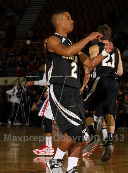 Thumbnail 1 in Arapahoe vs. Denver East (CHSAA 5A Great 8) photogallery.