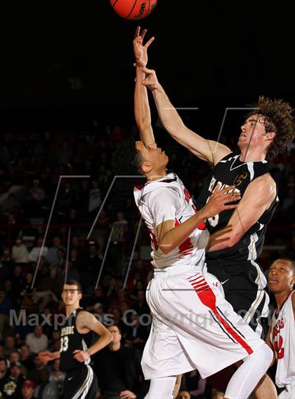 Thumbnail 2 in Arapahoe vs. Denver East (CHSAA 5A Great 8) photogallery.