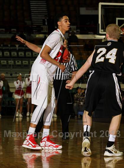 Thumbnail 2 in Arapahoe vs. Denver East (CHSAA 5A Great 8) photogallery.