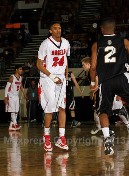 Thumbnail 2 in Arapahoe vs. Denver East (CHSAA 5A Great 8) photogallery.
