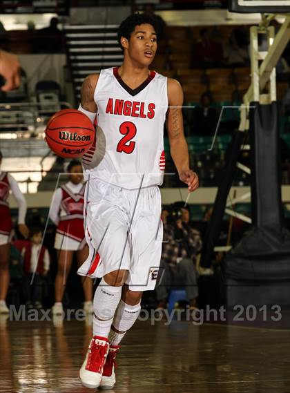 Thumbnail 2 in Arapahoe vs. Denver East (CHSAA 5A Great 8) photogallery.