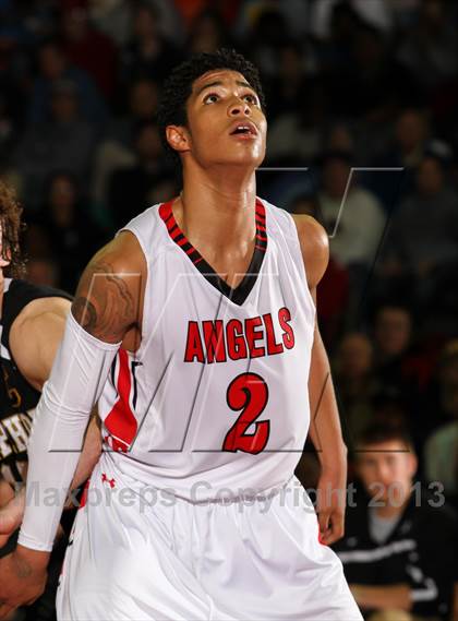 Thumbnail 1 in Arapahoe vs. Denver East (CHSAA 5A Great 8) photogallery.