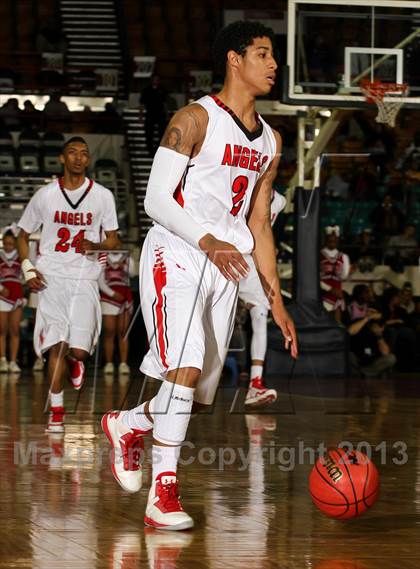 Thumbnail 3 in Arapahoe vs. Denver East (CHSAA 5A Great 8) photogallery.
