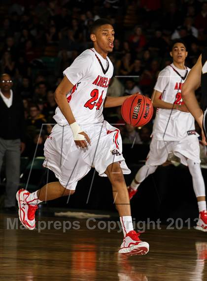 Thumbnail 1 in Arapahoe vs. Denver East (CHSAA 5A Great 8) photogallery.