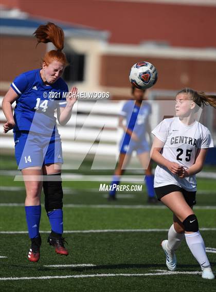 Thumbnail 2 in Rogers vs. Central (AAA 6A First Round Playoff) photogallery.