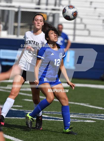 Thumbnail 3 in Rogers vs. Central (AAA 6A First Round Playoff) photogallery.
