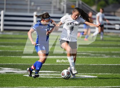 Thumbnail 3 in Rogers vs. Central (AAA 6A First Round Playoff) photogallery.