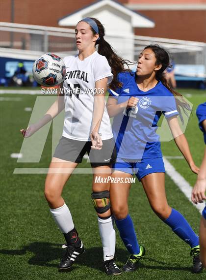 Thumbnail 3 in Rogers vs. Central (AAA 6A First Round Playoff) photogallery.