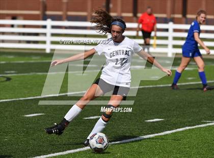 Thumbnail 3 in Rogers vs. Central (AAA 6A First Round Playoff) photogallery.