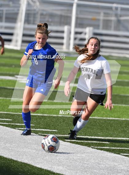 Thumbnail 3 in Rogers vs. Central (AAA 6A First Round Playoff) photogallery.
