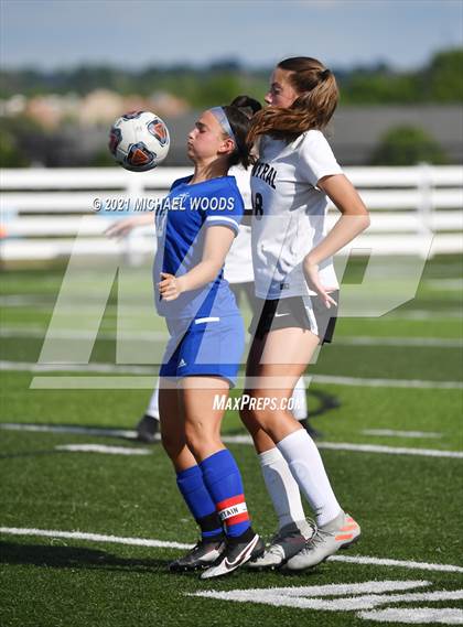 Thumbnail 2 in Rogers vs. Central (AAA 6A First Round Playoff) photogallery.