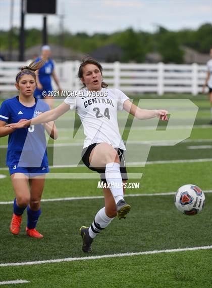 Thumbnail 3 in Rogers vs. Central (AAA 6A First Round Playoff) photogallery.