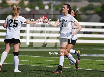 Thumbnail 2 in Rogers vs. Central (AAA 6A First Round Playoff) photogallery.