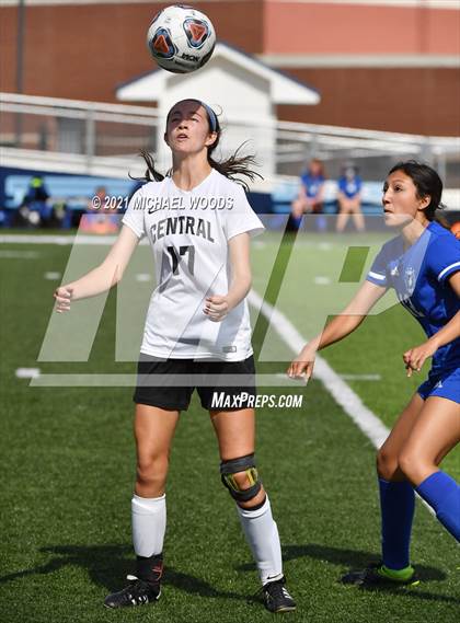 Thumbnail 3 in Rogers vs. Central (AAA 6A First Round Playoff) photogallery.