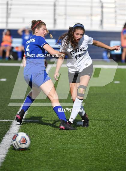 Thumbnail 2 in Rogers vs. Central (AAA 6A First Round Playoff) photogallery.
