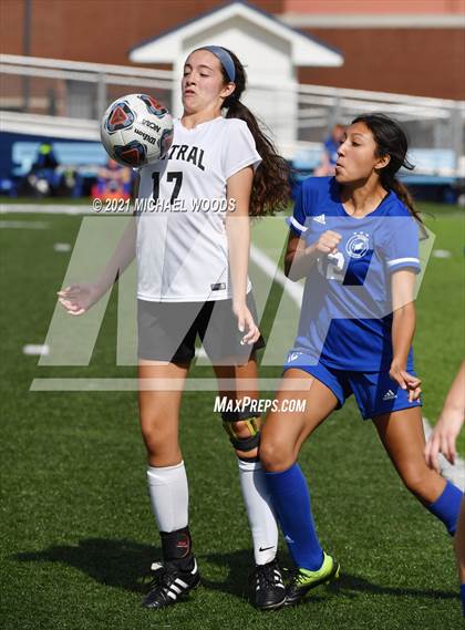 Thumbnail 2 in Rogers vs. Central (AAA 6A First Round Playoff) photogallery.