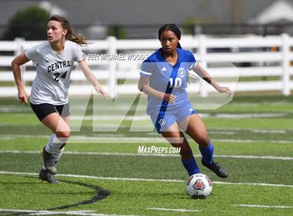 Thumbnail 3 in Rogers vs. Central (AAA 6A First Round Playoff) photogallery.