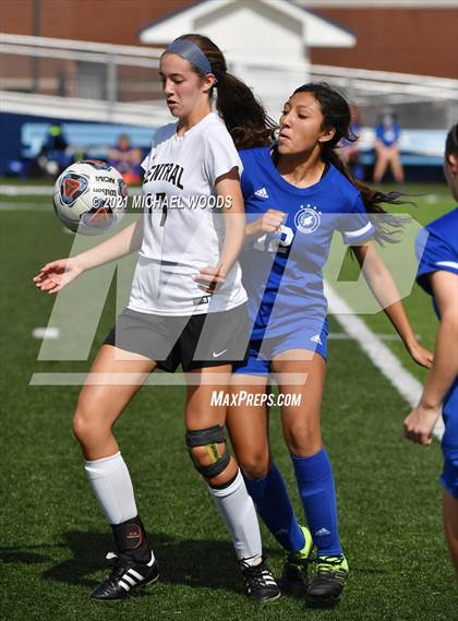 Thumbnail 1 in Rogers vs. Central (AAA 6A First Round Playoff) photogallery.