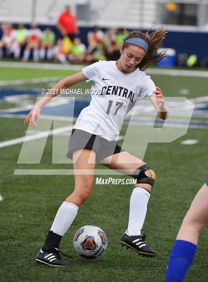 Thumbnail 2 in Rogers vs. Central (AAA 6A First Round Playoff) photogallery.