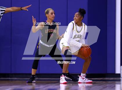 Thumbnail 2 in Lynwood vs. Warren photogallery.