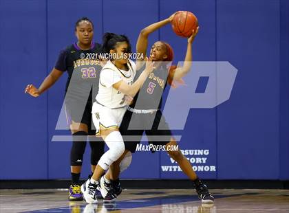 Thumbnail 2 in Lynwood vs. Warren photogallery.