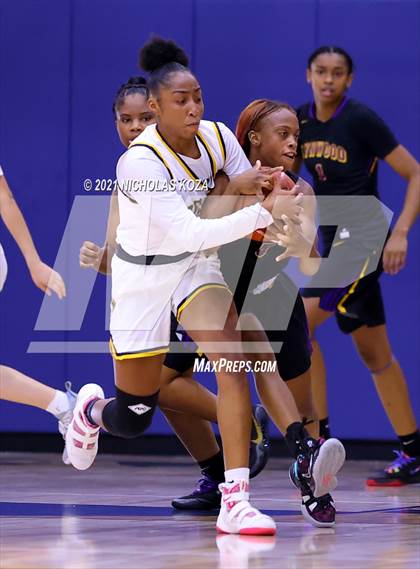 Thumbnail 3 in Lynwood vs. Warren photogallery.