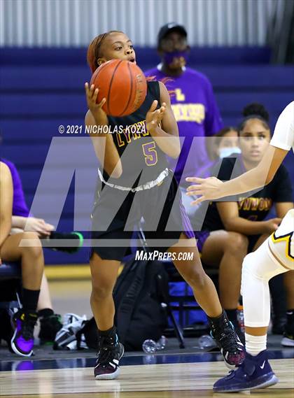 Thumbnail 1 in Lynwood vs. Warren photogallery.