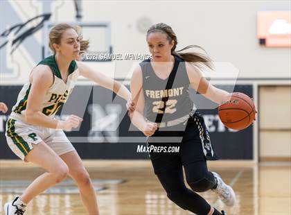 Thumbnail 2 in Fremont vs. Pius X photogallery.