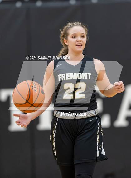 Thumbnail 1 in Fremont vs. Pius X photogallery.