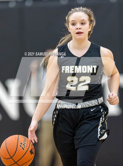 Thumbnail 2 in Fremont vs. Pius X photogallery.