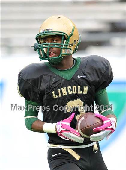 Thumbnail 1 in Lincoln vs. Armwood (FHSAA 4A Final) photogallery.