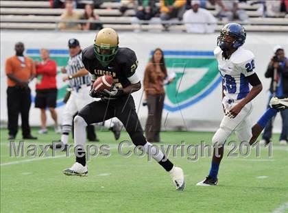Thumbnail 1 in Lincoln vs. Armwood (FHSAA 4A Final) photogallery.