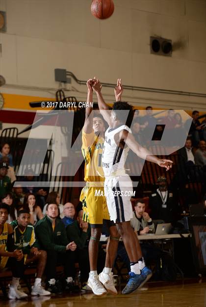 Thumbnail 2 in Sierra Canyon vs. Damien (La Canada Holiday Tournament) photogallery.