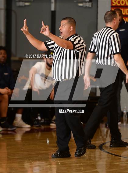 Thumbnail 2 in Sierra Canyon vs. Damien (La Canada Holiday Tournament) photogallery.
