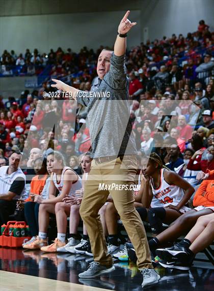 Thumbnail 1 in Nashville vs. Farmington (AAA 4A State Final) photogallery.