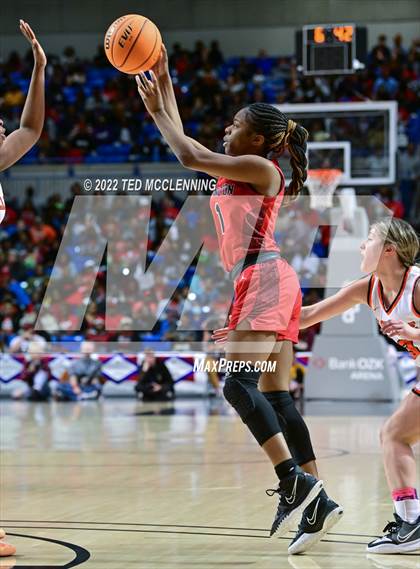Thumbnail 1 in Nashville vs. Farmington (AAA 4A State Final) photogallery.