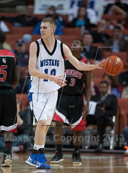 Thumbnail 3 in Mumford vs. San Augustine (UIL 1A Semifinal) photogallery.