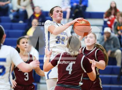 Thumbnail 2 in Ellwood City vs. Beaver photogallery.