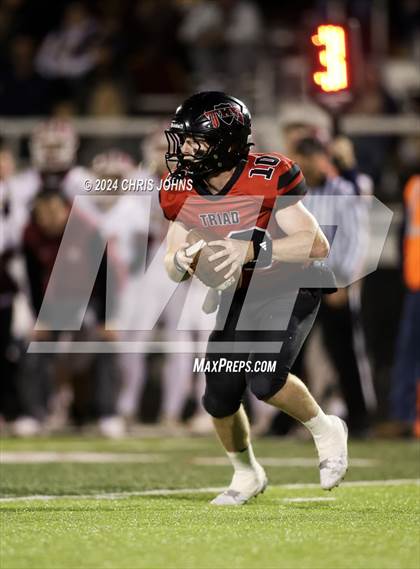 Thumbnail 2 in Morris @ Triad (IHSA 5A first round) photogallery.