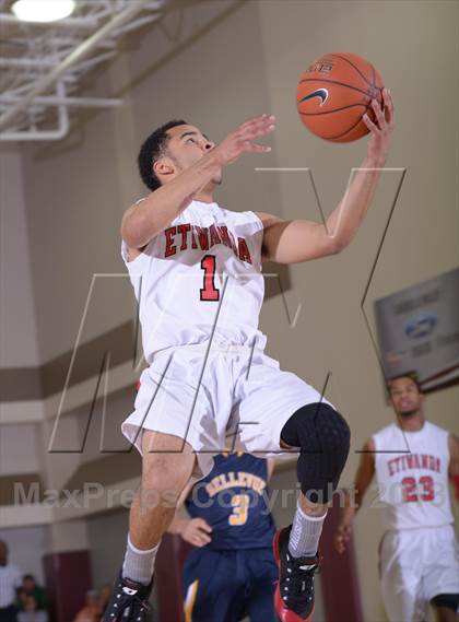 Thumbnail 2 in Bellevue vs. Etiwanda (MaxPreps Holiday Classic) photogallery.