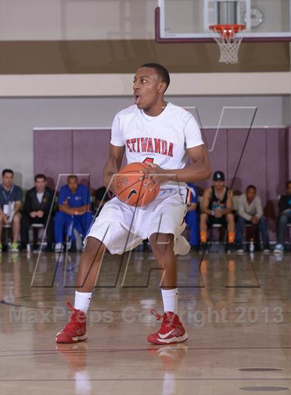 Thumbnail 2 in Bellevue vs. Etiwanda (MaxPreps Holiday Classic) photogallery.