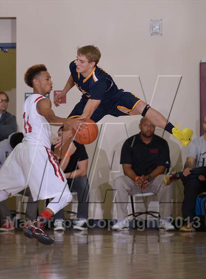 Thumbnail 2 in Bellevue vs. Etiwanda (MaxPreps Holiday Classic) photogallery.