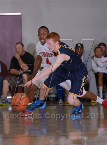 Thumbnail 2 in Bellevue vs. Etiwanda (MaxPreps Holiday Classic) photogallery.