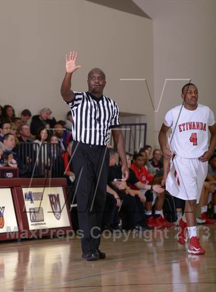 Thumbnail 2 in Bellevue vs. Etiwanda (MaxPreps Holiday Classic) photogallery.