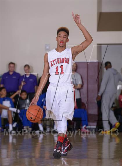 Thumbnail 1 in Bellevue vs. Etiwanda (MaxPreps Holiday Classic) photogallery.