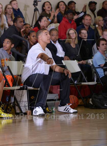 Thumbnail 2 in Bellevue vs. Etiwanda (MaxPreps Holiday Classic) photogallery.