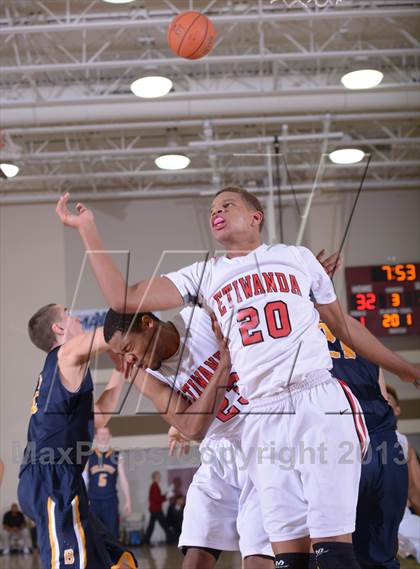 Thumbnail 2 in Bellevue vs. Etiwanda (MaxPreps Holiday Classic) photogallery.