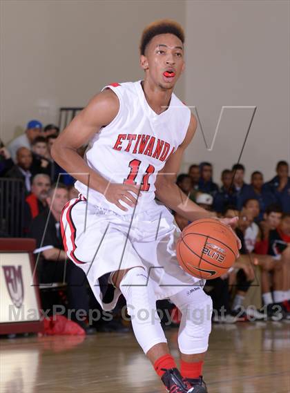Thumbnail 3 in Bellevue vs. Etiwanda (MaxPreps Holiday Classic) photogallery.