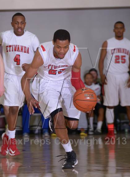 Thumbnail 3 in Bellevue vs. Etiwanda (MaxPreps Holiday Classic) photogallery.