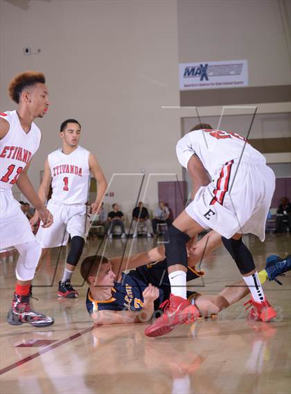 Thumbnail 3 in Bellevue vs. Etiwanda (MaxPreps Holiday Classic) photogallery.